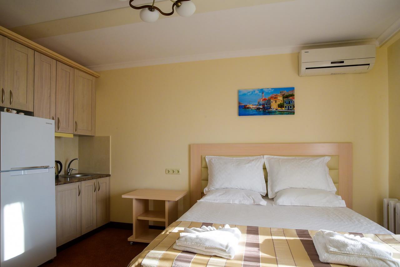Aparthotel On Klinichna St. Kiev Buitenkant foto