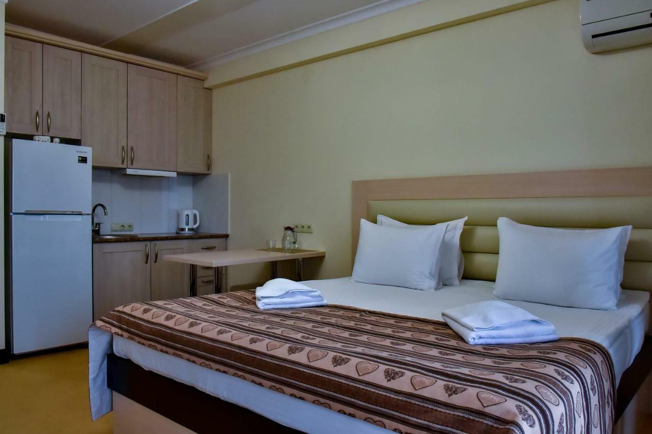 Aparthotel On Klinichna St. Kiev Buitenkant foto
